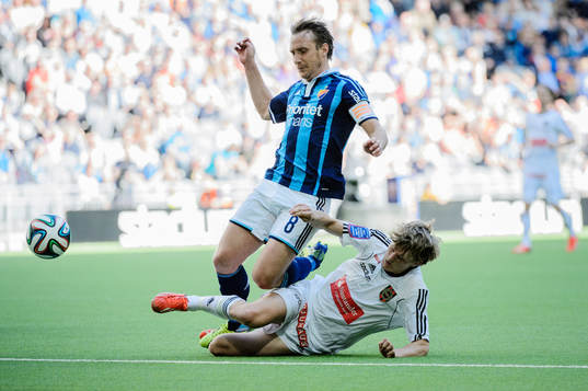 Djurgårdens Andreas Johansson fälls av Brommapojkarnas