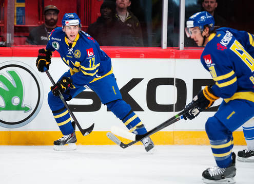 Sveriges Joakim Lindström passar pucken till Mikael