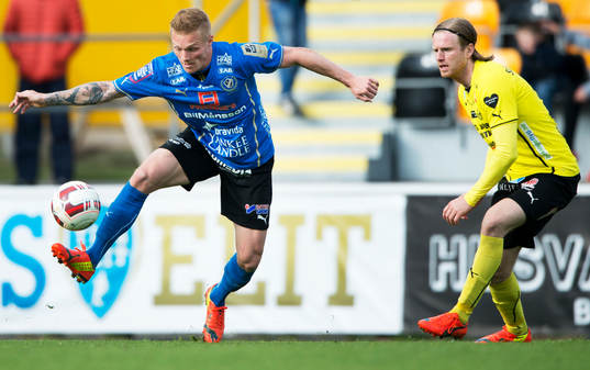 Halmstads Gudjon Baldvinsson  i matchen i allsvenskan