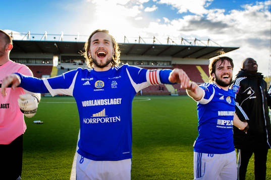 Bläddra bland fler bilder av Fotboll, Superettan, Assyriska - Sundsvall