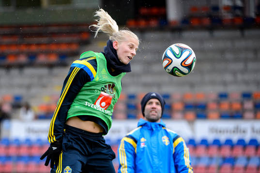 Sveriges Sofia Jakobsson nickar en boll