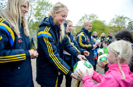 Sveriges Amanda Ilestedt överlämnar en boll till barnen