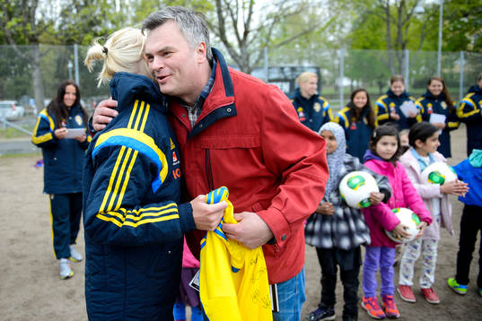 Sveriges Caroline Seger överlämnar en matchtröja till