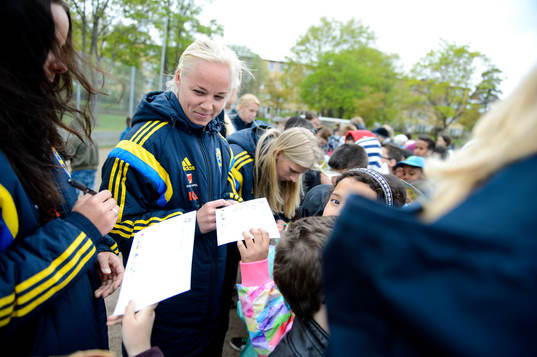 Sveriges Caroline Seger skriver autografer på en skola
