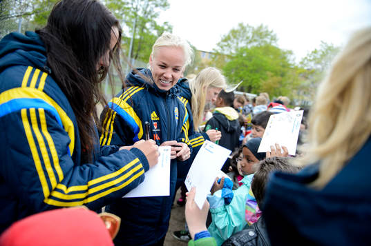 Sveriges Caroline Seger skriver autografer på en skola