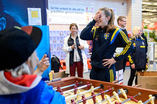 Sveriges Emma Berglund deppar när hon spelar fotbollsspel