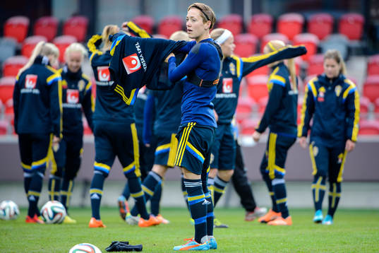 Sveriges Therese Sjögran tar på sig en tröja