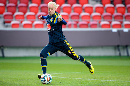 Sveriges Caroline Seger laddar för skott