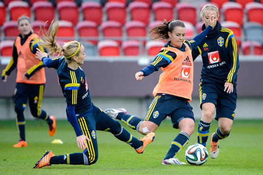 Sveriges Kosovare Asllani går ini en närkamp med Emilia