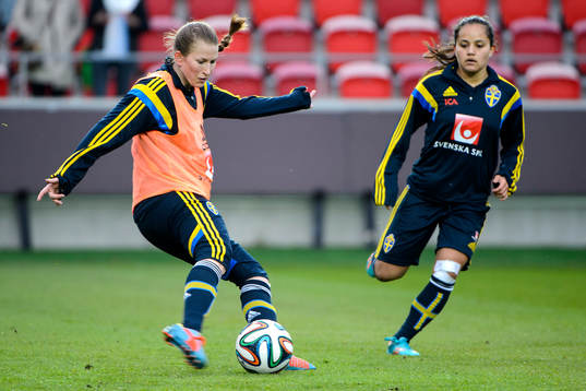 Sveriges Emma Berglund laddar för skott framför Malin Diaz