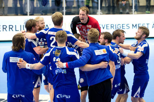 Alingsås och  målvakten Mikael Aggefors jublar