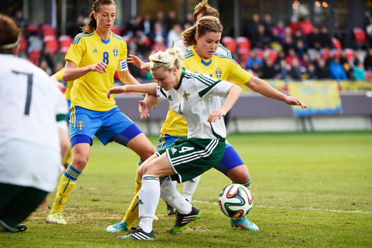 Nordirlands Nadene Caldwell och Sveriges Lotta Schelin och