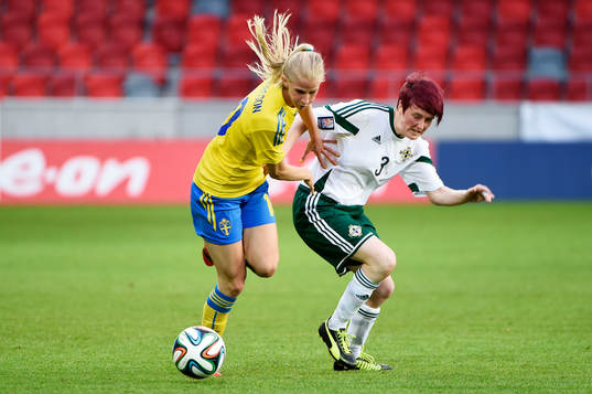 Sveriges Sofia Jakobsson och Nordirlands Kelly Bailie