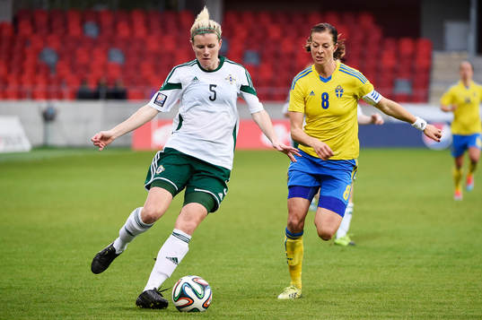 Nordirlands Julie Nelson och Sveriges Lotta Schelin