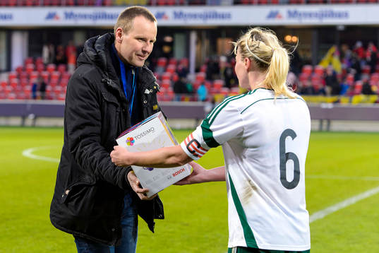 Matchens lirare i Nordirland, Ashley Hutton, får pris av