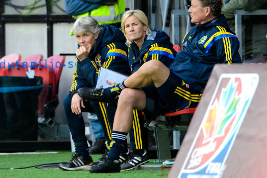 Sveriges förbundskapten Pia Sundhage och assisterande