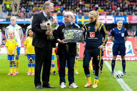 Damlandslagets första målskytt Ann Jansson och tusende