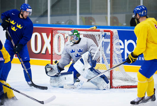 Jimmie Ericsson stöter in en puck bakom målvakten Joacim