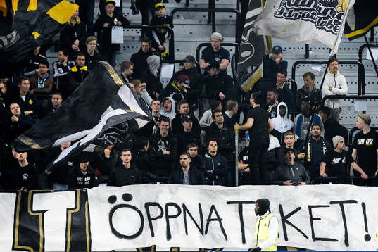 s supportrar håller upp en banderoll där det står