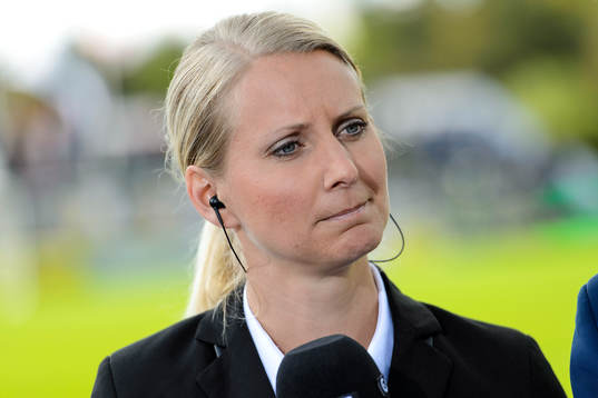 Malin Jonsson, expert på Cmore, innan fotbollsmatchen i