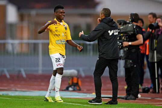 Falkenbergs Godsway Donyoh och tränare Henrik Larsson