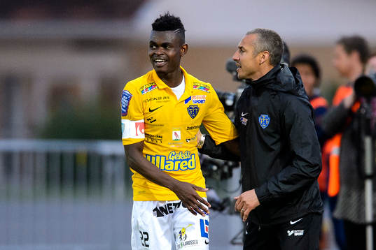 Falkenbergs Godsway Donyoh och tränare Henrik Larsson