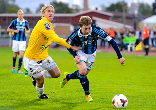 Falkenbergs Carl-Oscar Andersson jagar Djurgårdens Simon