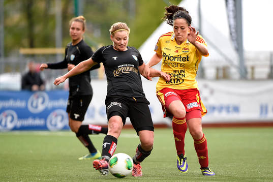 Göteborgs Sara Linden i kamp om bollen med Tyresös