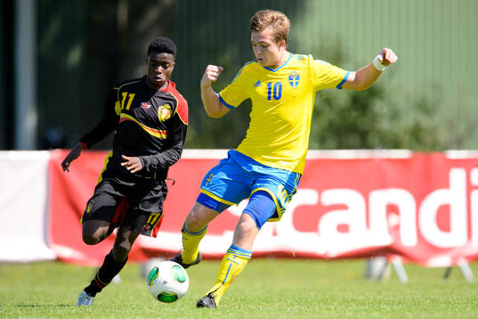 Belgiens Morgan Ato jagar Sveriges Noel Jonsson