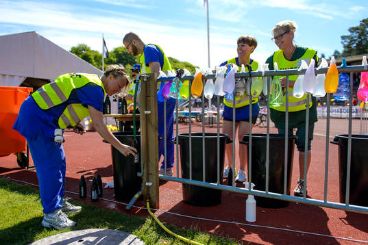 Sjukvårdare fyller flaskor med vatten innan