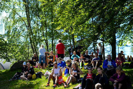 Löpare äter och vilar innan  Göteborgsvarvet