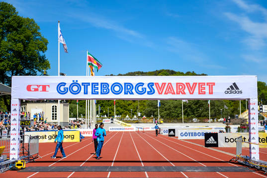 Några löpare värmer upp vid målgången innan