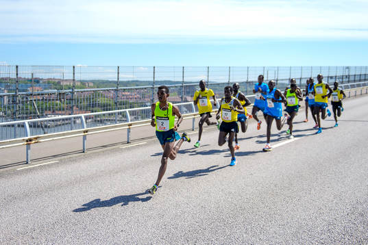 Ghirmay Ghebreslassie, Eritrea, leder loppet när de
