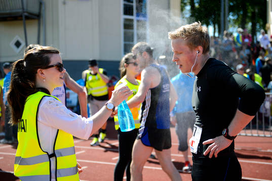 En löpare sprayas med vatten