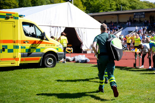 En sjukvårare springer mot sjuktältet