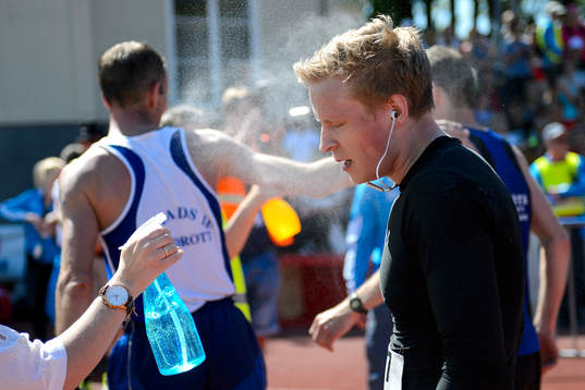 En löpare sprayas med vatten