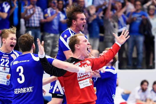Alingsås målvakt Mikael Aggefors jublar