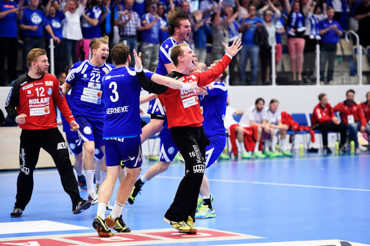Alingsås målvakt Mikael Aggefors jublar