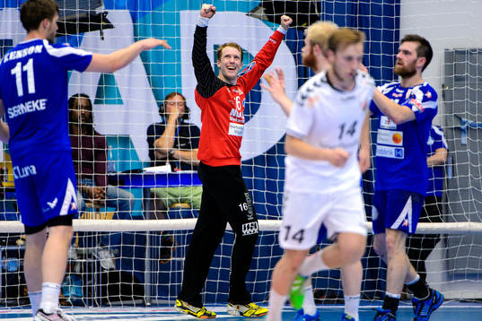 Alingsås målvakt Mikael Aggefors jublar