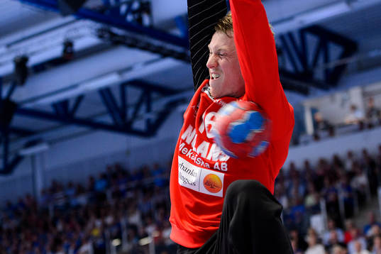 Alingsås målvakt Mikael Aggefors räddar ett skott