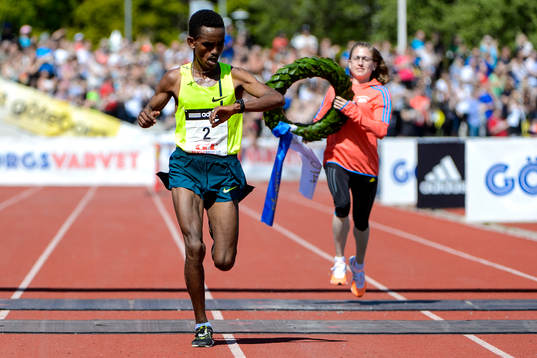Ghirmay Ghebreslassie, Eritrea, kollar på klockan när han