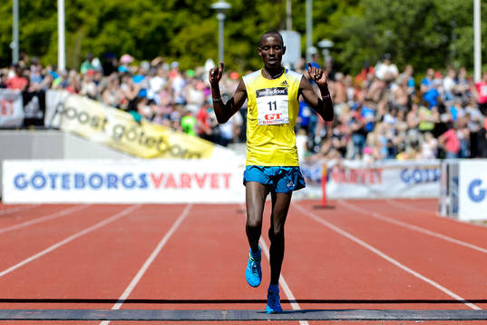 Richard Mengich, Kenya, går in mål