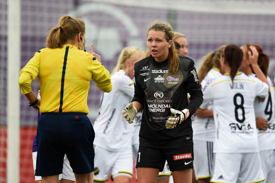 Jitex målvakt Jennifer Falk diskuterar med domaren