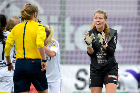 Jitex målvakt Jennifer Falk gestikulerar till domare