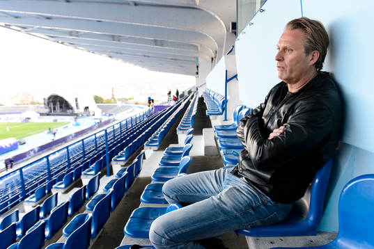 Hans Löfgren tittar ut över planen där Tyresö tränar
