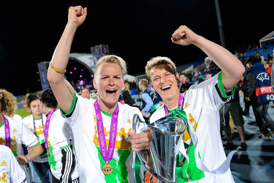 Wolfsburgs Nilla Fischer och Ivonne Hartmann med pokalen