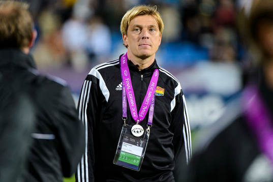 Tyresös tränare Tony Gustavsson med sin medalj
