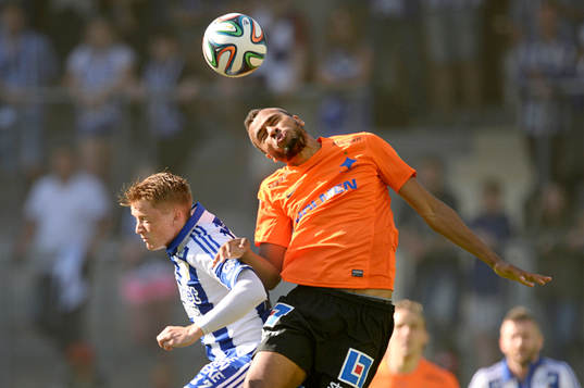 IFK Göteborgs Sam Larsson i nickduell med Norrköpings