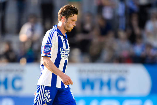 IFK Göteborgs Gustav Svensson lämnar planen