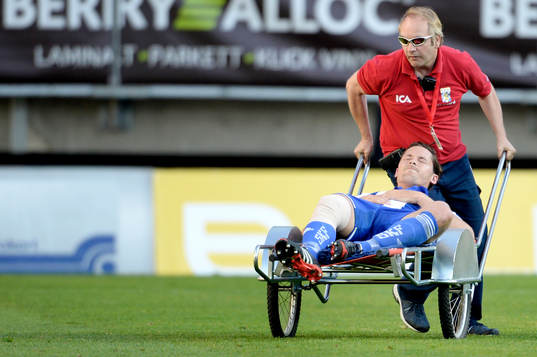 IFK Göteborgs Philip Haglund körs ut på bår av